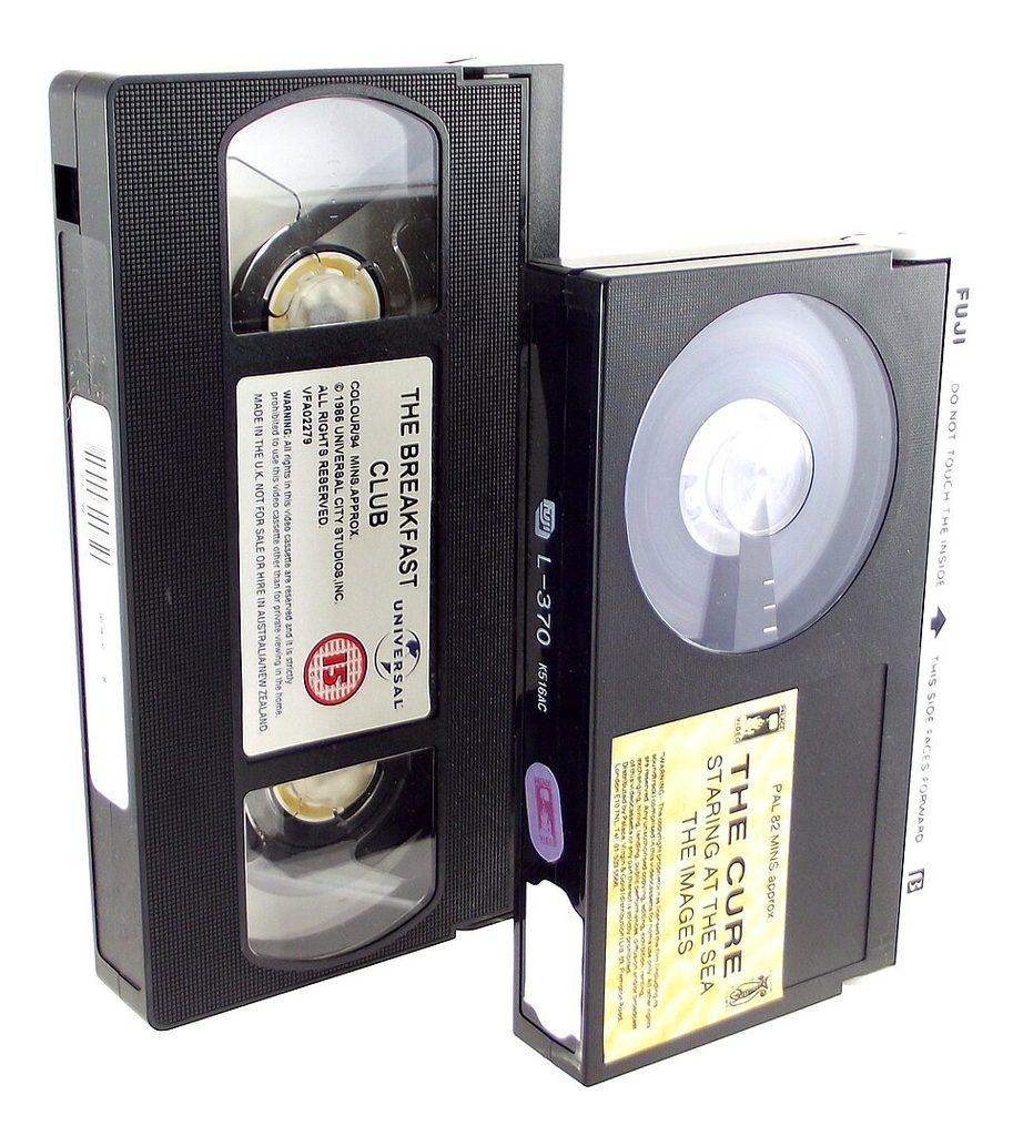 Comparison of pre-recorded VHS and Betamax videocassettes. (Jason Curtis | CC-BY-SA-4.0)